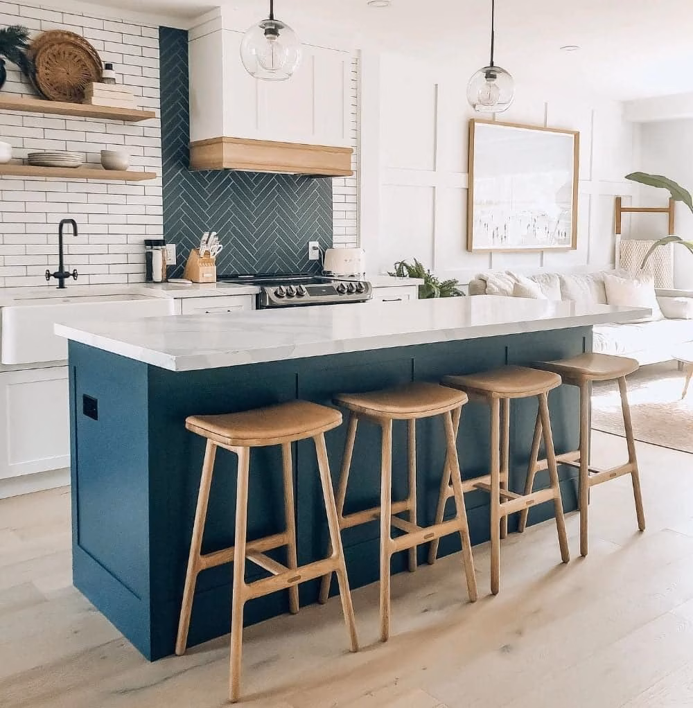 A bar-counter to eat on the way in open kitchen 