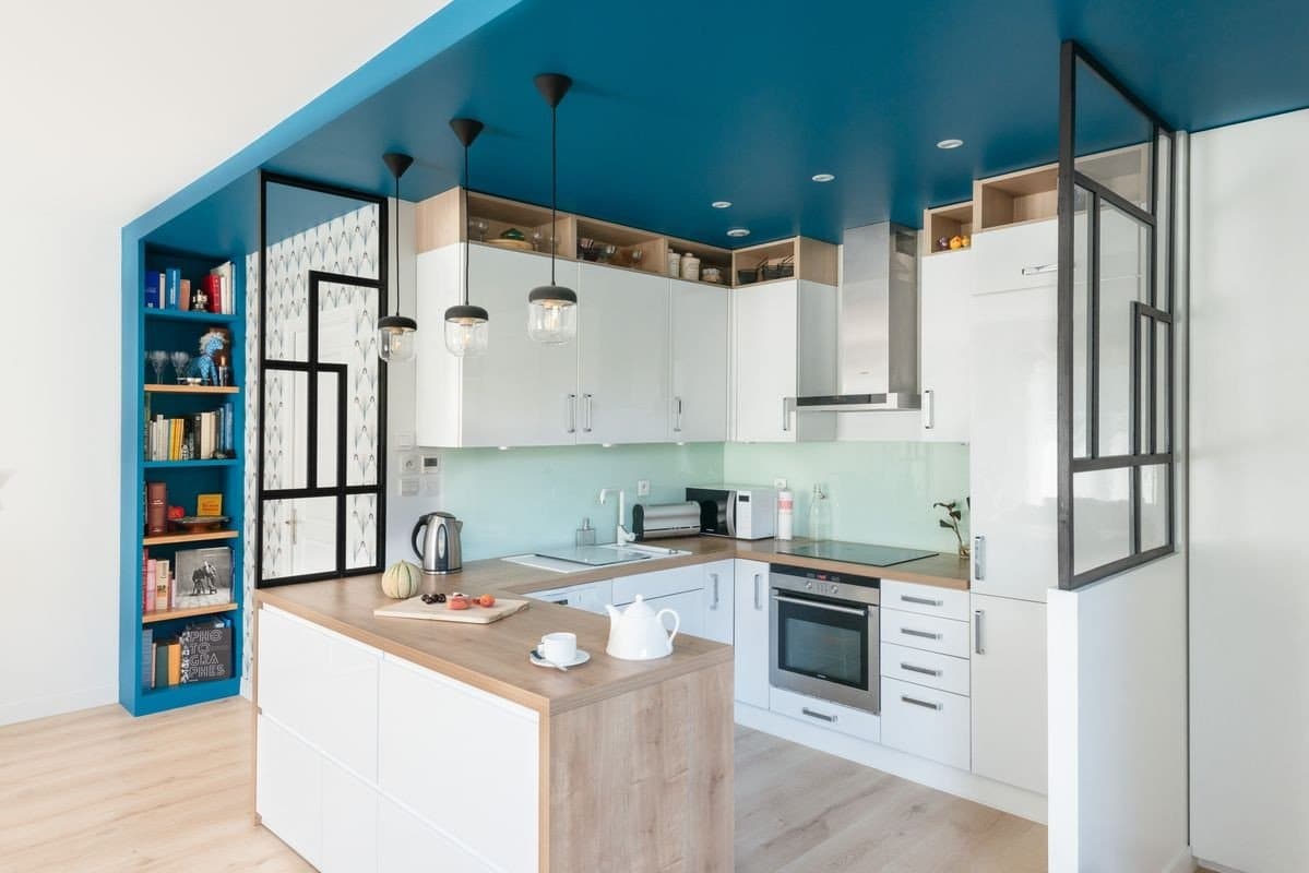 6 ideas to design your open kitchen to living room successfully 9 A false ceiling to highlight the dining area in open kitchen
