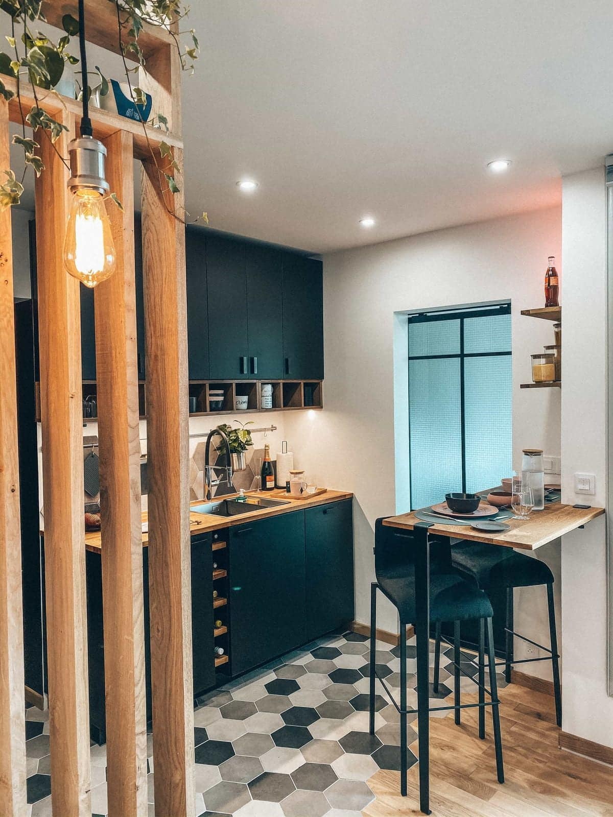 6 ideas to design your open kitchen to living room successfully 8 A mix of tiled and parquet flooring to delimit spaces in open kitchen