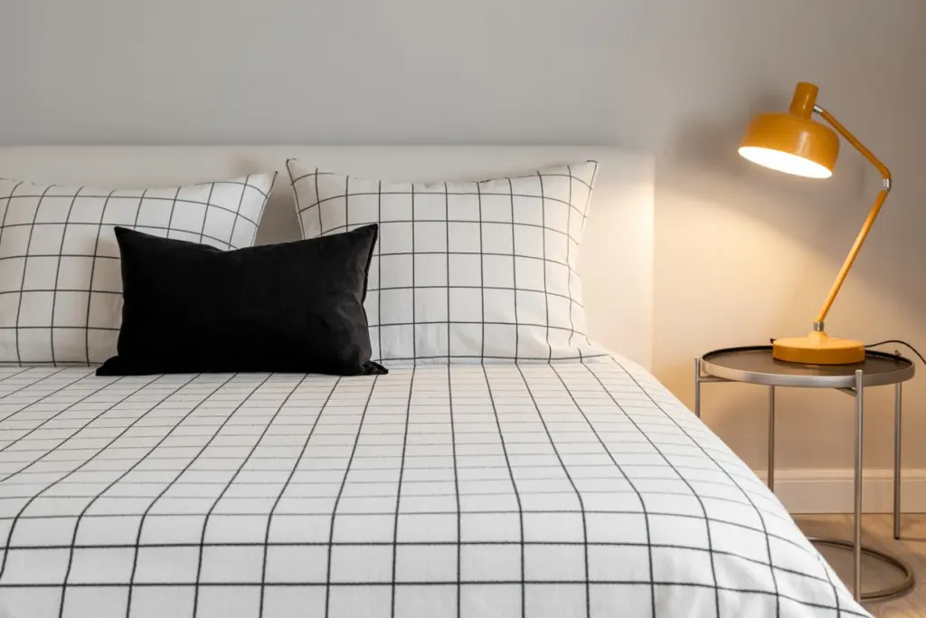 11 tips to design a black and white room successfully 8 Graphic bed linen in black and white