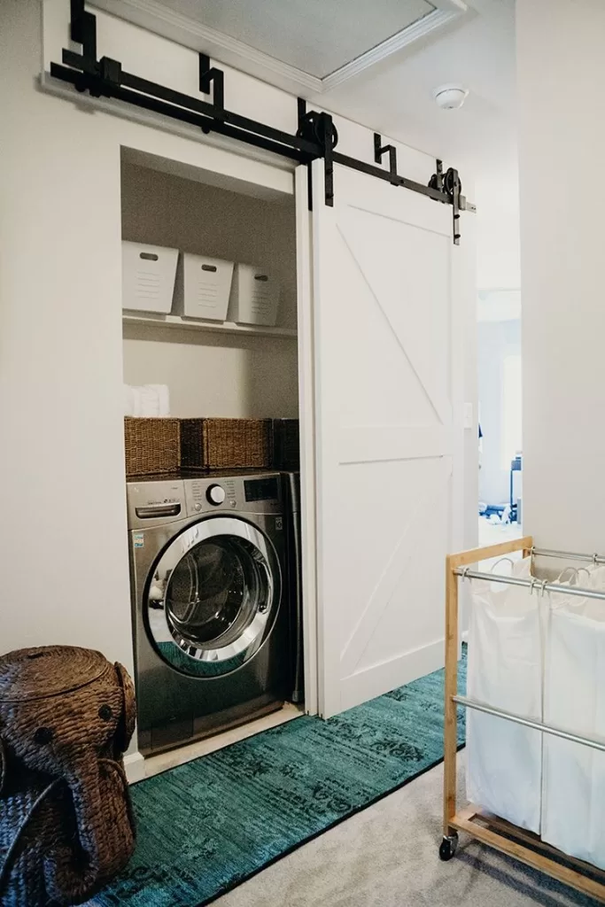 A laundry corner that communicates with the hallway