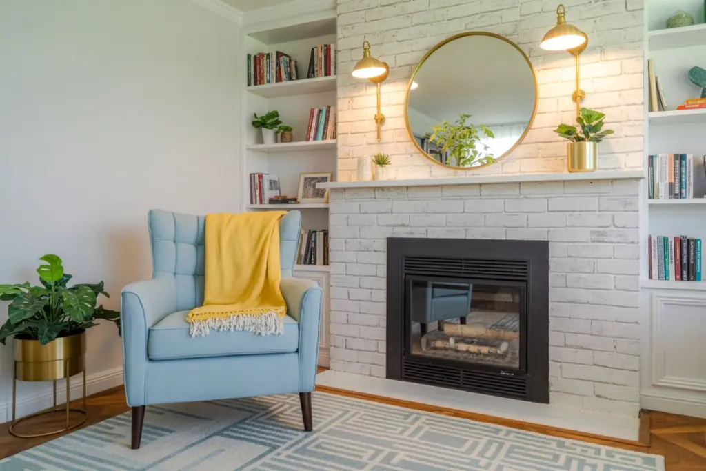 Fireplace decoration: How to decorate a fireplace top? 8 What color to choose for a fireplace decoration