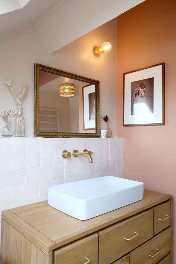 Choose a color according to the orientation of the room and the luminosity