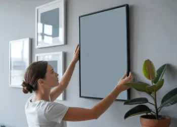 How to decorate an empty wall in an original way without breaking the bank?