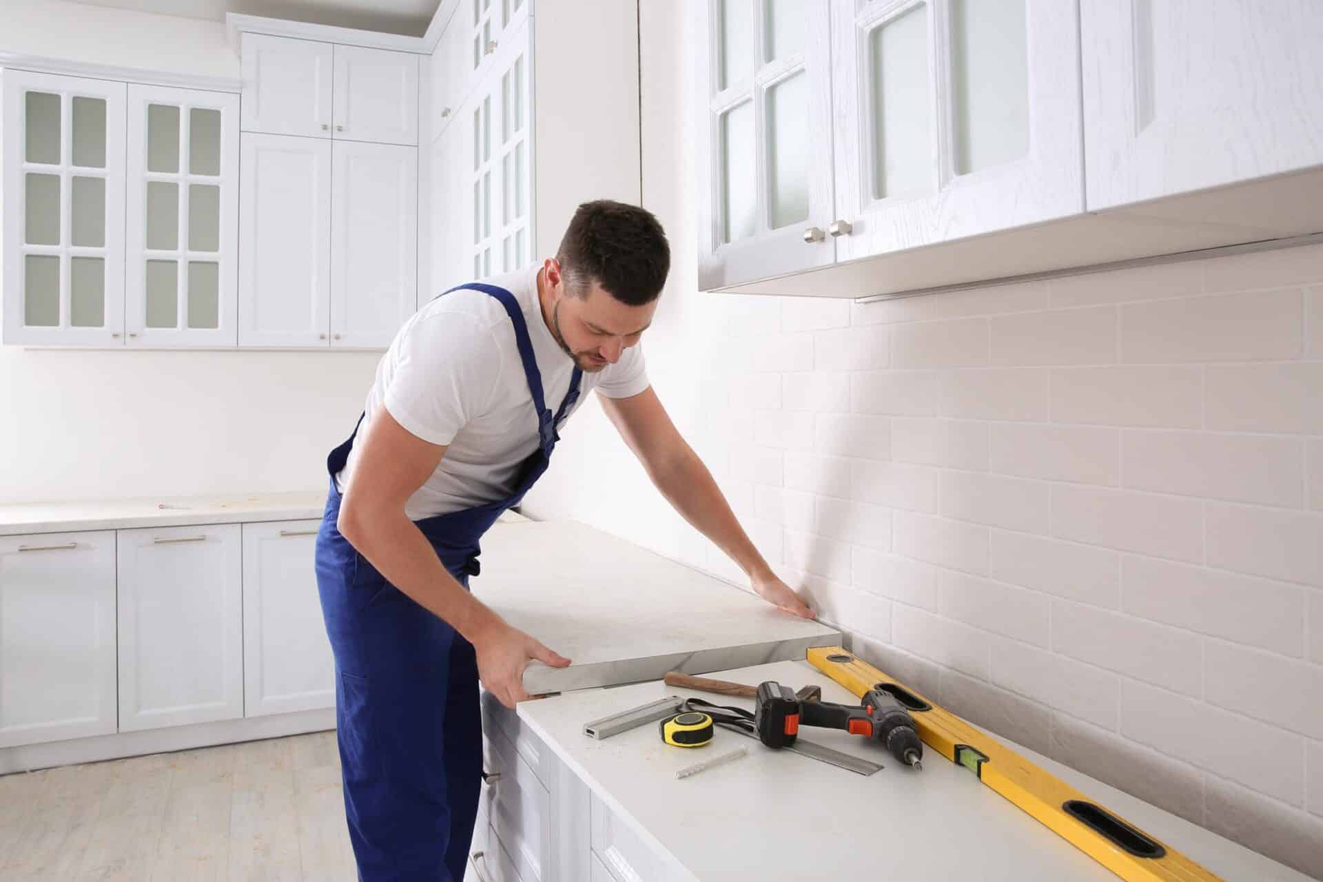 Kitchen countertop: how to think it perfectly? 5 Installation: do it yourself, call a pro or customize?