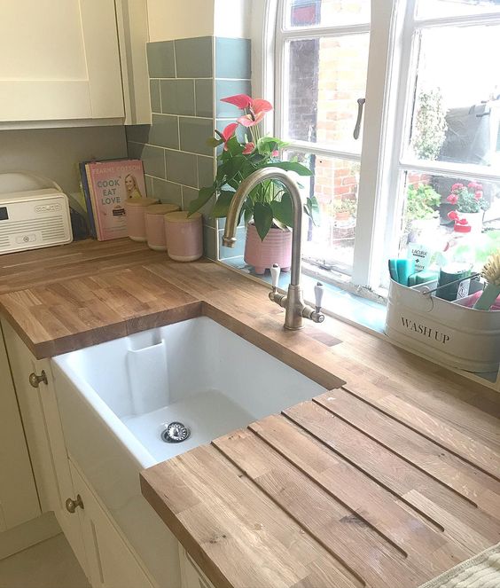 Kitchen countertop: how to think it perfectly? 11 A natural wood countertop in the kitchen, provided it is maintained
