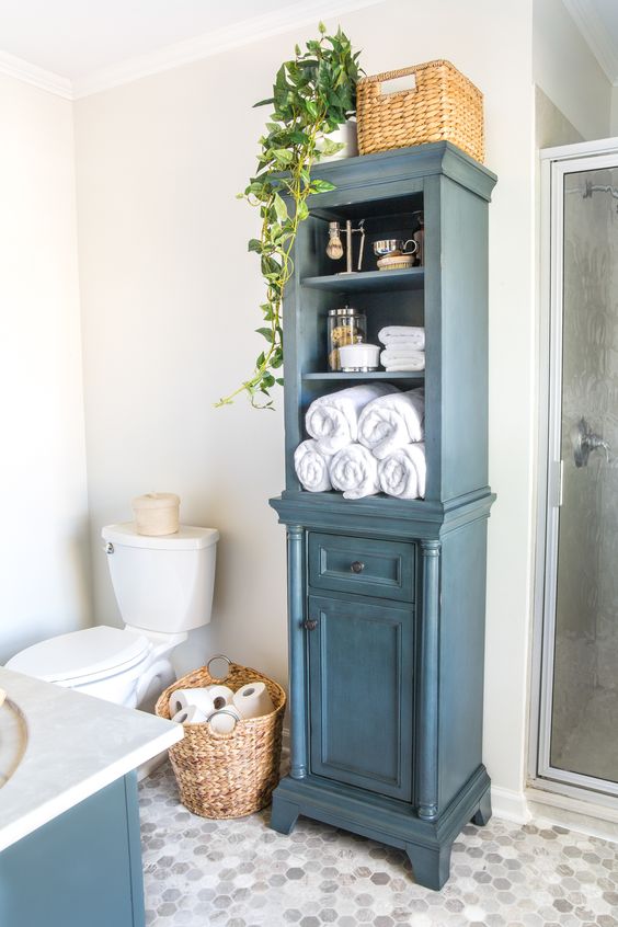 Freestanding cabinet for medium bathroom