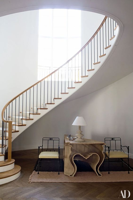 Staircase banister installation
