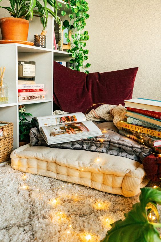 Pillows and Cushions to Create a Cozy Reading Nook