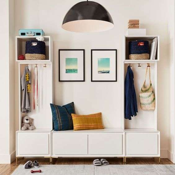 Entryway furniture: what functions?