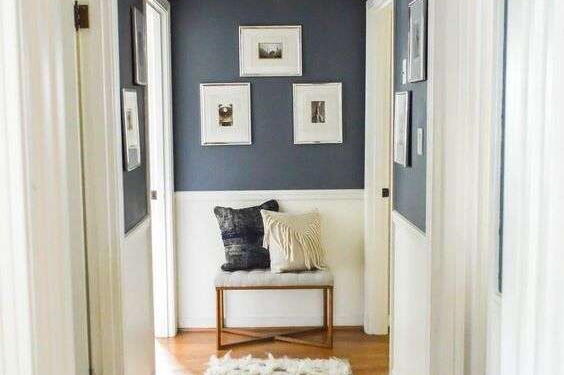 As a place of passage, the hallway is a space that tends to be neglected. And yet... it doesn't take much to make it a pleasant space, or even a room in its own right.