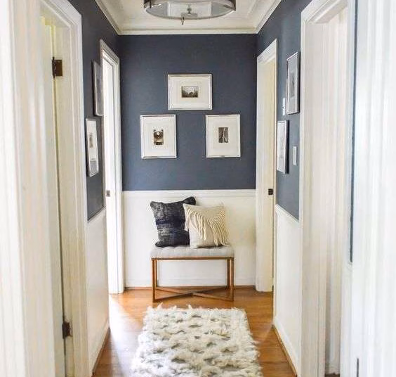 As a place of passage, the hallway is a space that tends to be neglected. And yet... it doesn't take much to make it a pleasant space, or even a room in its own right.