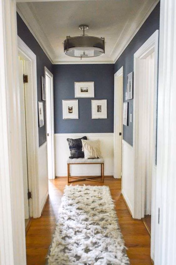 As a place of passage, the hallway is a space that tends to be neglected. And yet... it doesn't take much to make it a pleasant space, or even a room in its own right.