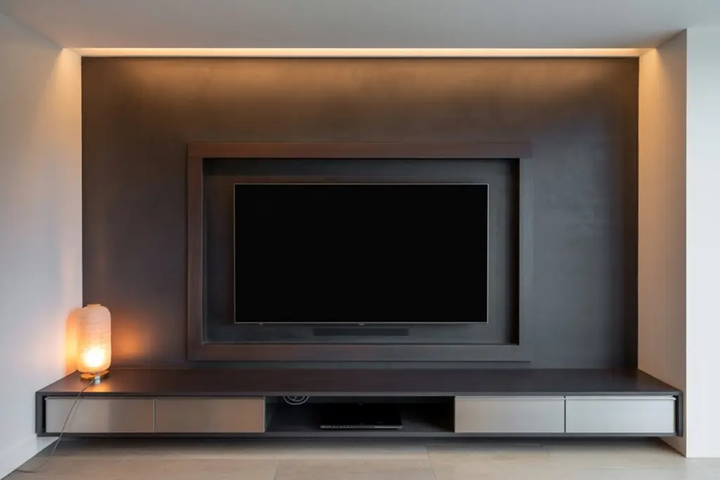 Decorate wall behind tv with trendy paint