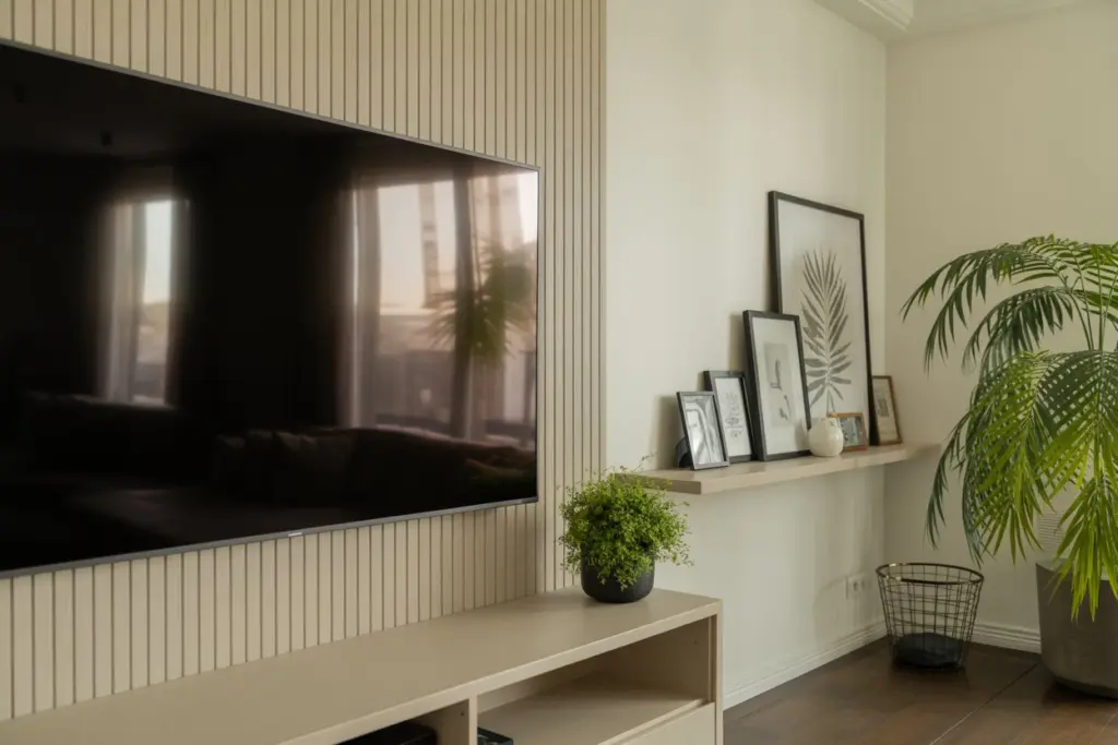 Adopt a wooden tv wall to warm up the space