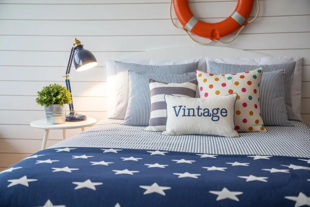 nautical-themed room 