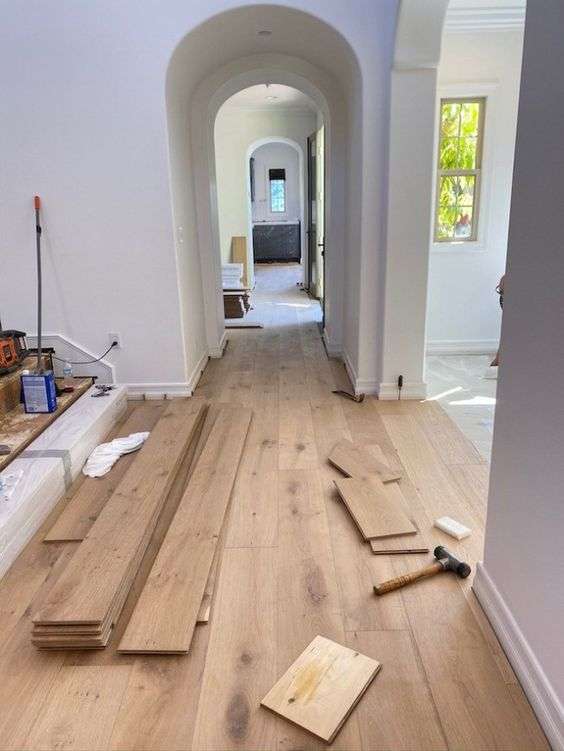 Lay the wood flooring width=