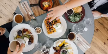 Every breakfast area has the potential to become the comfortable place where the family gathers. Here are a few tips to help you create such a space in your home: