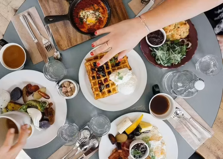 Every breakfast area has the potential to become the comfortable place where the family gathers. Here are a few tips to help you create such a space in your home: