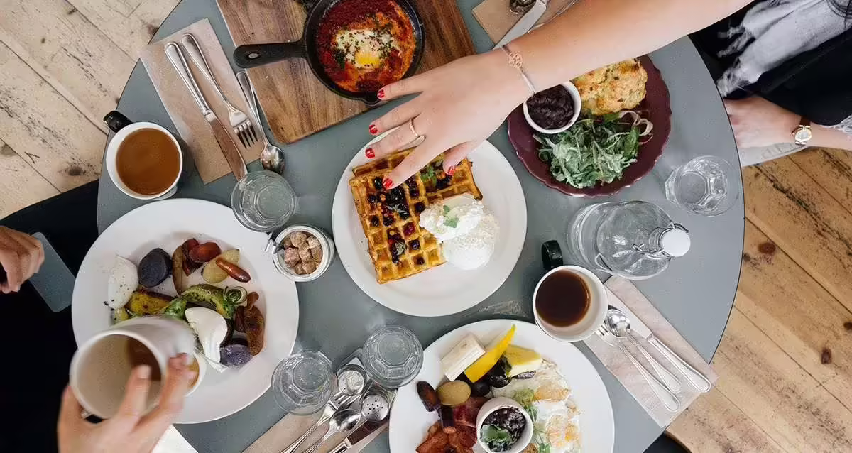 Every breakfast area has the potential to become the comfortable place where the family gathers. Here are a few tips to help you create such a space in your home: