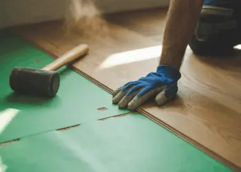 which way do you want to lay the wood flooring? In this article, scdecorum presents the various possibilities and helps you make your decision.