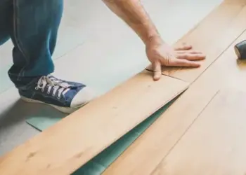 which way do you want to lay the wood flooring? In this article, scdecorum presents the various possibilities and helps you make your decision.