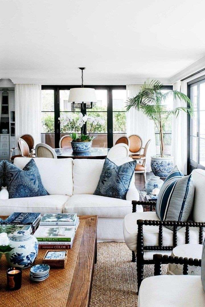 Colors and objects of decoration strongly reminding the taste of Hamptons interiors