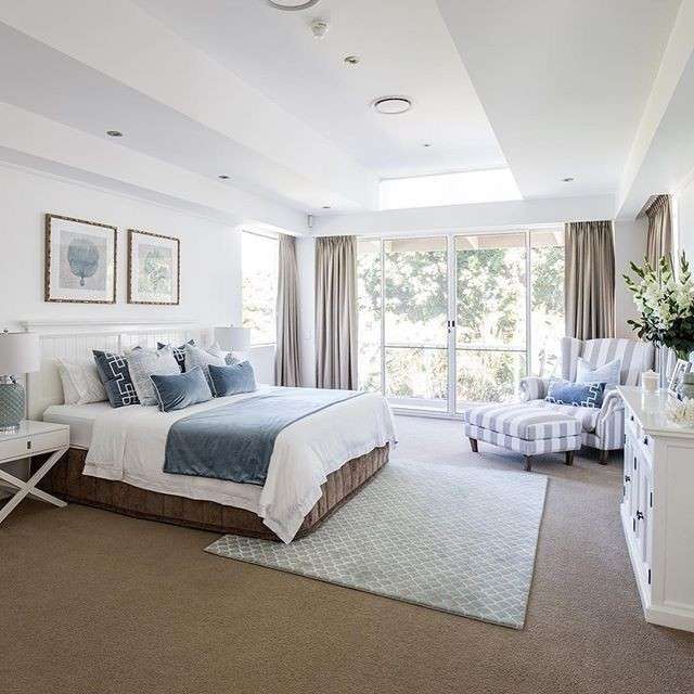 The Hamptons decor invades the room