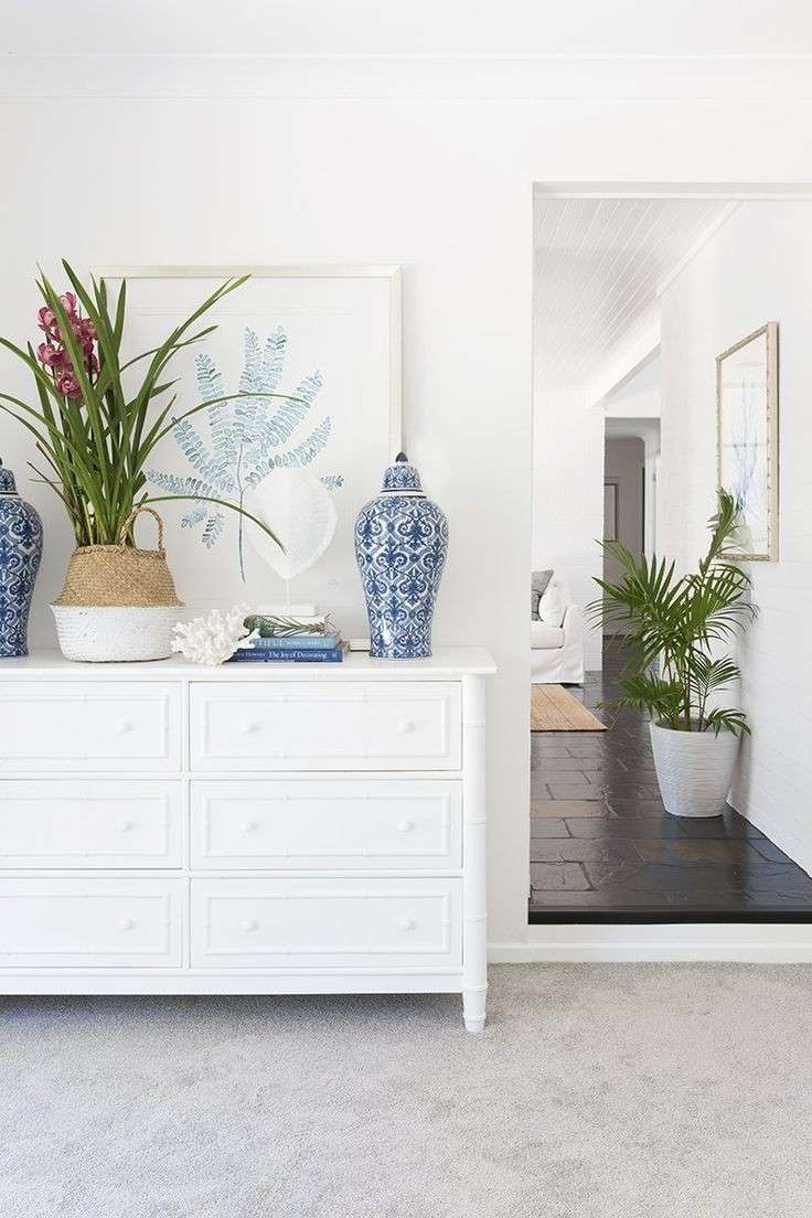 A few small decorative objects will be enough to liven up the atmosphere