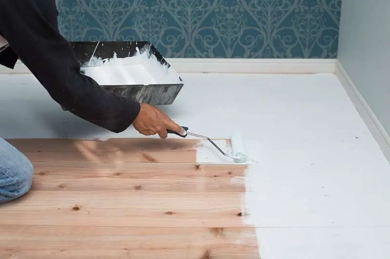 How to choose it, for which rooms and in which shades: discover our guide to everything you need to know about floor painting!
