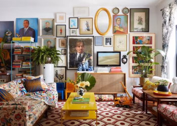 No longer confined to the clean and uncluttered living room, thanks to the resurgence of the maximalist style. With a single watchword, "mix and match," you can now embrace a new design direction.