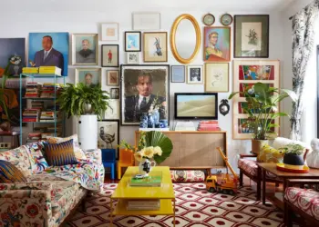 No longer confined to the clean and uncluttered living room, thanks to the resurgence of the maximalist style. With a single watchword, "mix and match," you can now embrace a new design direction.