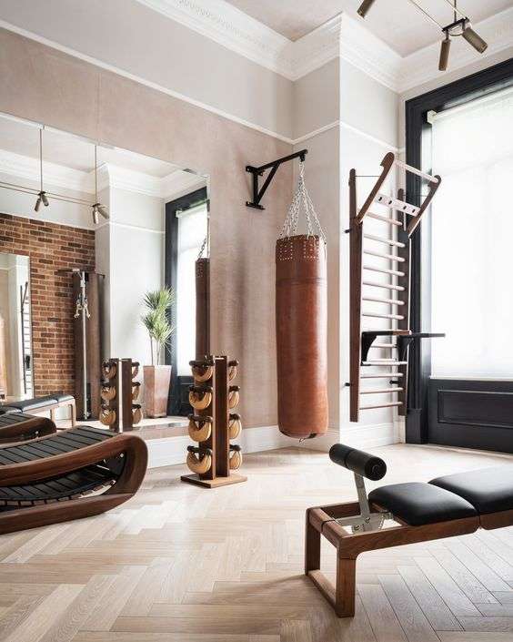 A neoclassical home gym room: 