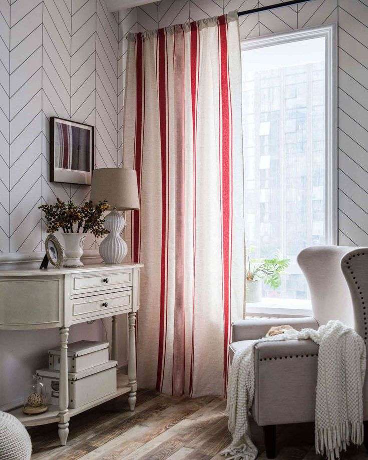 Summer decoration: Bright red colors and natural tones