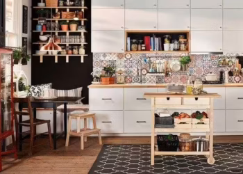 Immerse yourself in the enchanting world of the bohemian kitchen; where poetry and trendiness intertwine to create a warm and natural space.