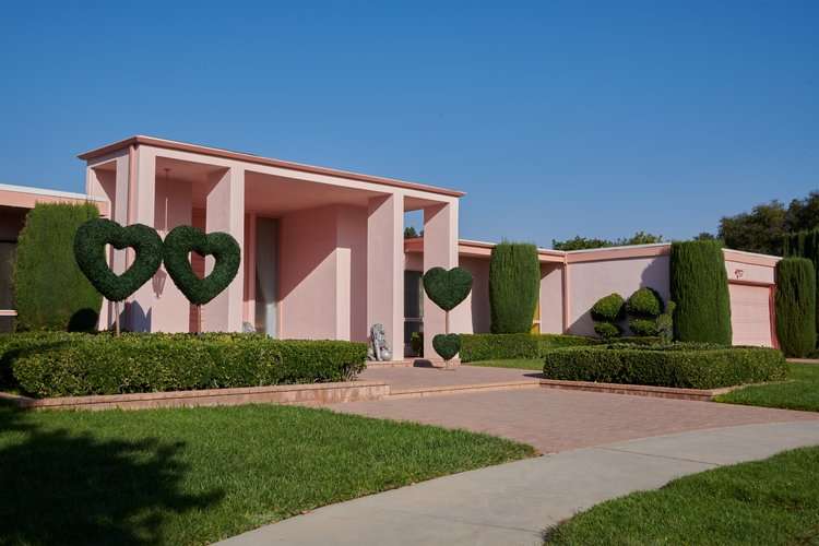 Barbie dreamhouse: Pink Palace Northridge, California