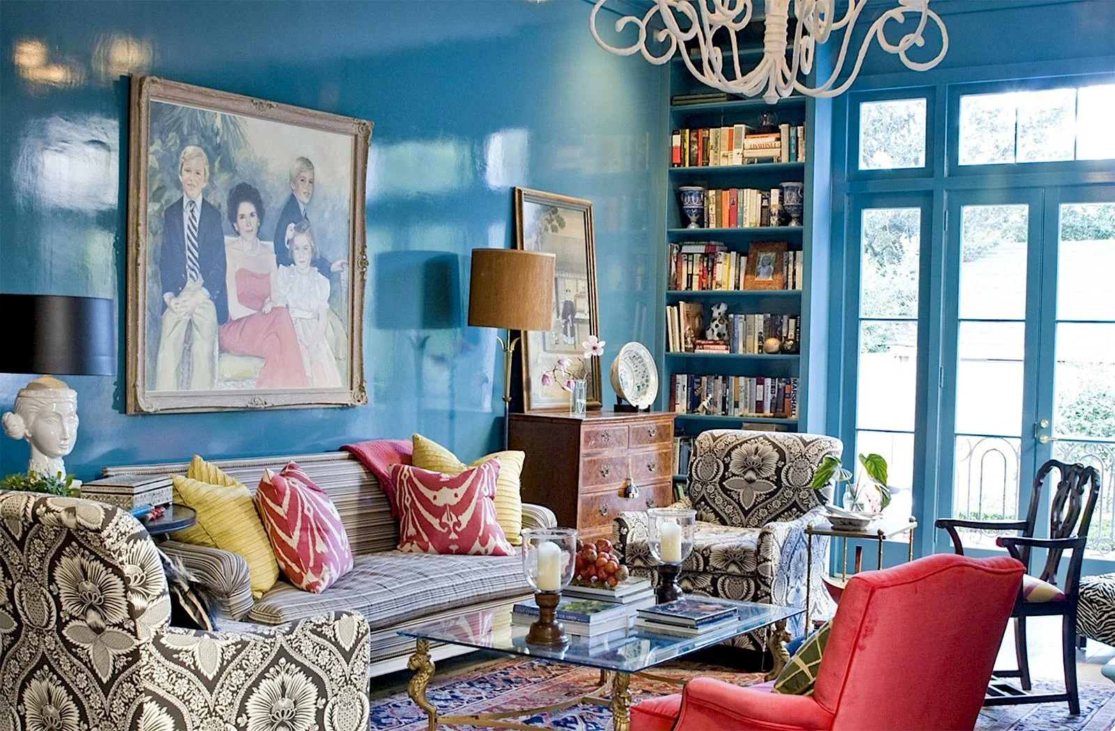 A daring and inventive approach to interior design is the maximalist style. Maximalism emphasizes extravagance, excess, and individuality in contrast to minimalism, which pushes for simplicity and moderation.