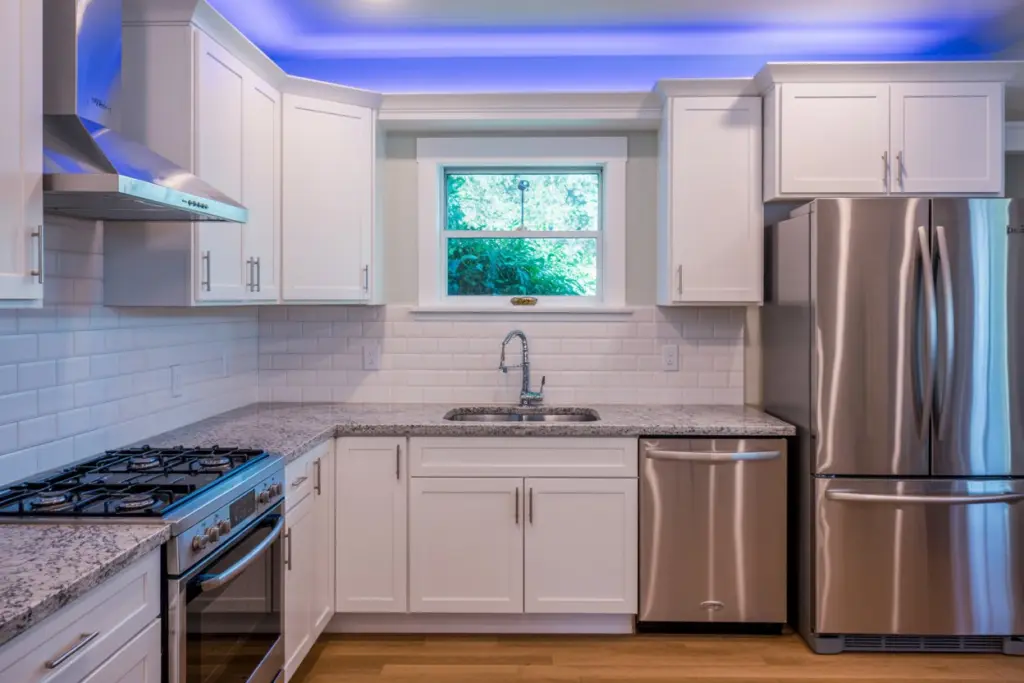 Kitchen Cabinets: How to Functionaly Decorate Above Your Cabinets 20 wall above the upper cabinets