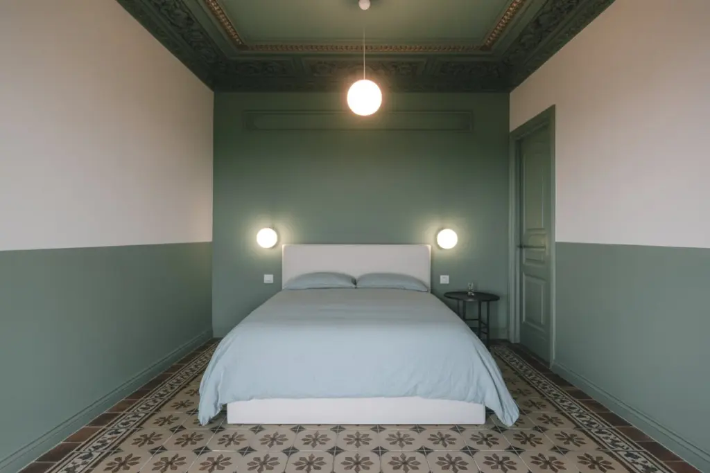 How to select the right ceiling color for your home 13 Deep green ceiling color with molding