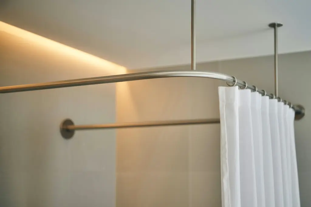 Bathroom accessories: how to choose bath mat and shower curtain 23 Shower curtain bar