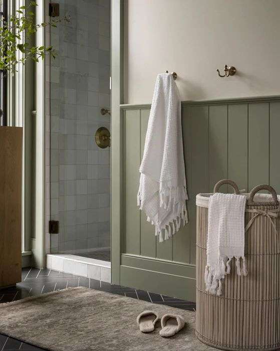 Bathroom accessories: laundry basket 