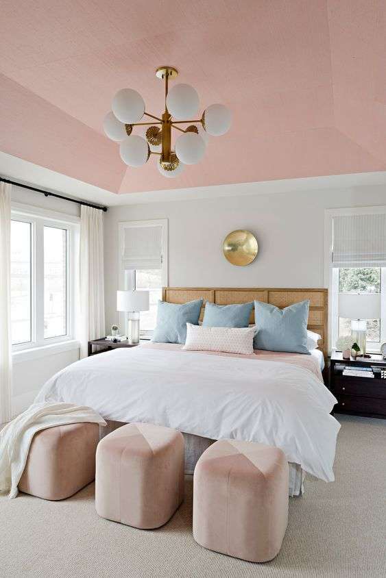 Soft pink bedroom design 