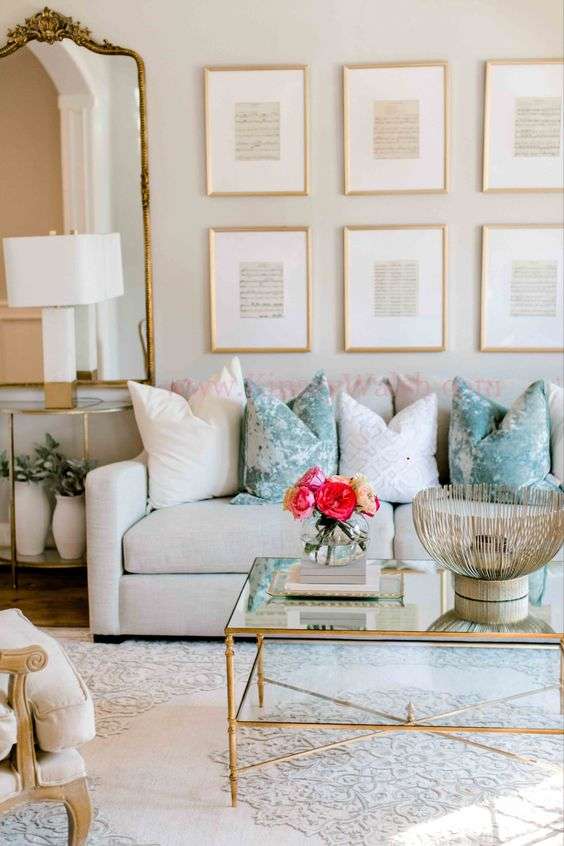 Accessories and wall Dress up the walls