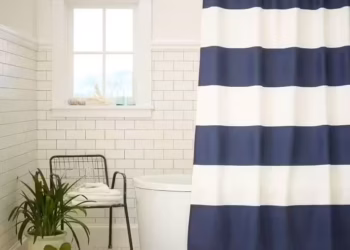 In this article, we'll guide you through the key aspects to consider when choosing the perfect bathroom mat and shower curtain.