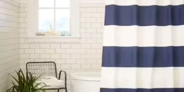 In this article, we'll guide you through the key aspects to consider when choosing the perfect bathroom mat and shower curtain.