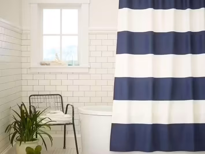 In this article, we'll guide you through the key aspects to consider when choosing the perfect bathroom mat and shower curtain.