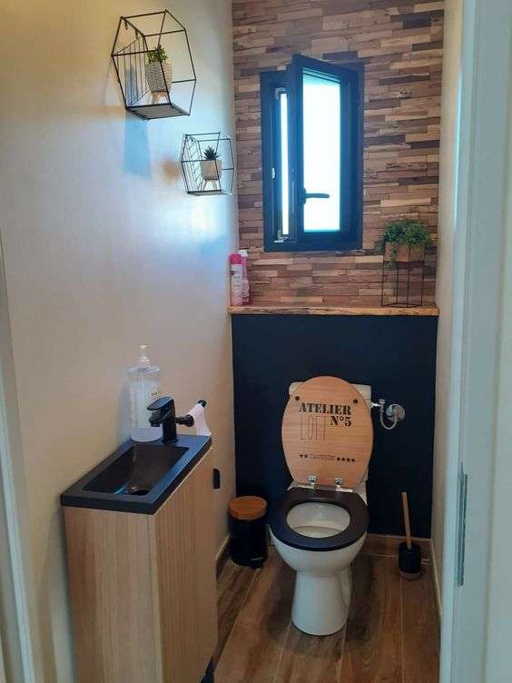 Use Wall cladding tile in toilet design