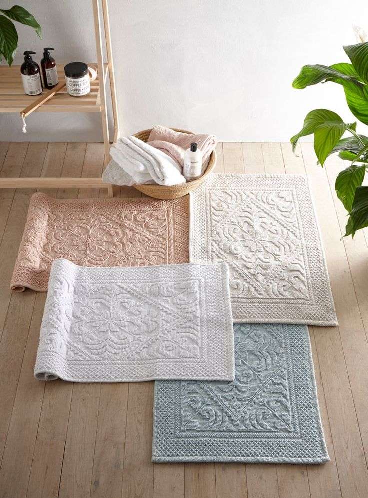 What size bath rug should I choose for my bathroom accessories?