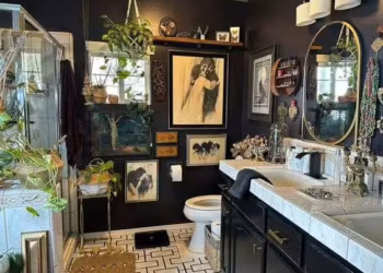 The maximalist bathroom ensures an atmosphere worthy of a design hotel. Whether you're looking for luxury or funky style, you'll find a decor that mixes everything, far from minimalist standards!