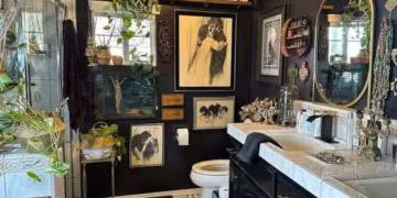 The maximalist bathroom ensures an atmosphere worthy of a design hotel. Whether you're looking for luxury or funky style, you'll find a decor that mixes everything, far from minimalist standards!